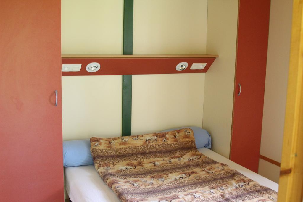 Causses & Vallees Vacances Hotel Saint-Georges-de-Luzencon Ruang foto