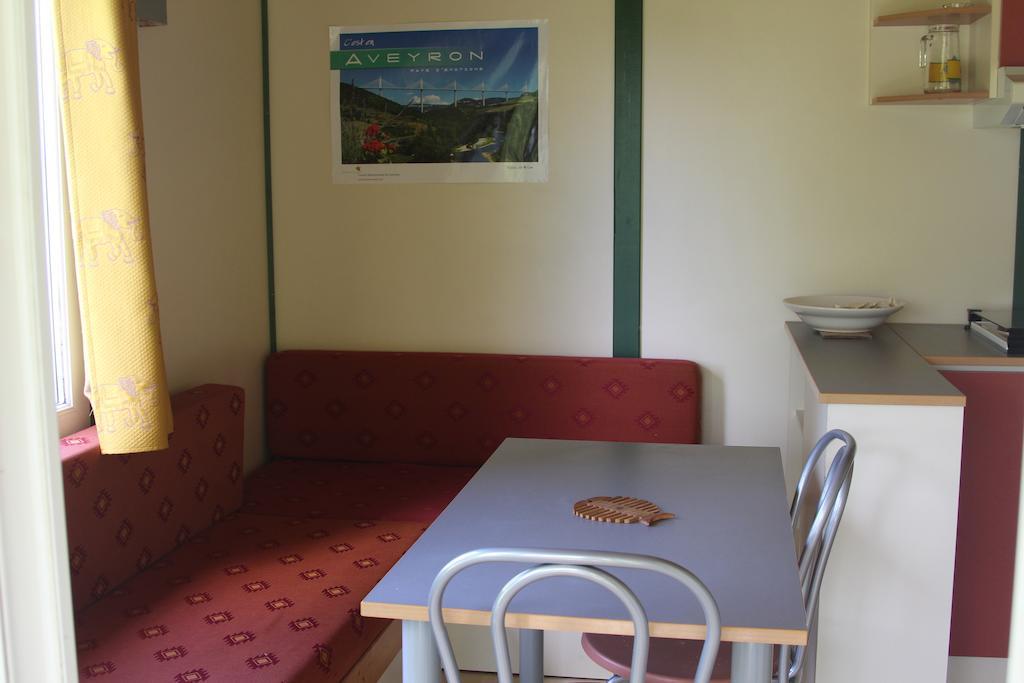 Causses & Vallees Vacances Hotel Saint-Georges-de-Luzencon Ruang foto