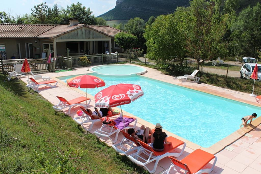 Causses & Vallees Vacances Hotel Saint-Georges-de-Luzencon Bagian luar foto